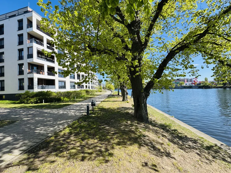 Modernes Wohnen an der Spree - Möbliertes Singleappartment mit Balkon! — photo 1